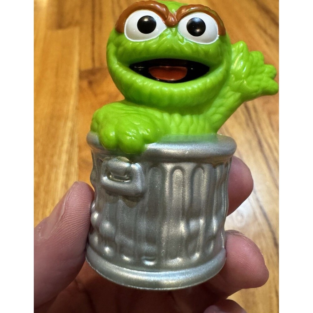 Hasbro Sesame Workshop Oscar the Grouch Trash Can Plastic Figurine 2013